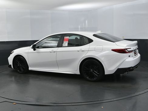 Used 2025 Toyota Camry SE image 3