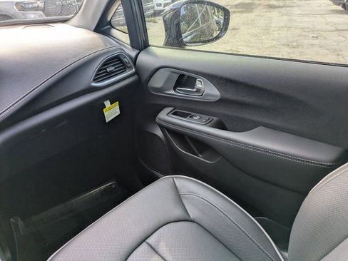 New 2026 Chrysler Pacifica Limited w/ S Appearance Package image 18