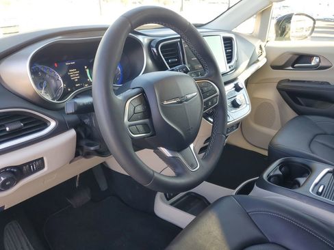 Used 2024 Chrysler Pacifica Touring-L image 18
