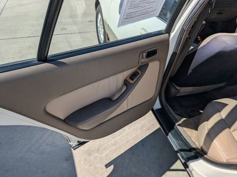 Used 1996 Toyota Camry LE FWD image 18