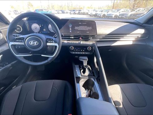 Used 2025 Hyundai Elantra SEL FWD image 21