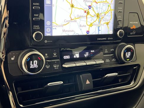 Used 2020 Toyota Highlander XLE image 22