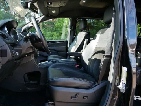 Used 2019 Dodge Grand Caravan SXT w/ Driver Convenience Group FWD image 6