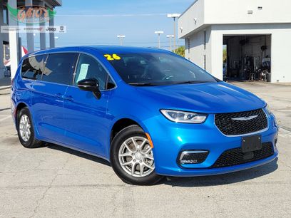 Used 2026 Chrysler Pacifica Select