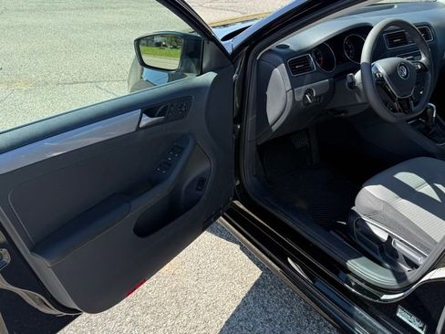 Used 2017 Volkswagen Jetta S w/ Jetta S Cold Weather Package FWD image 9