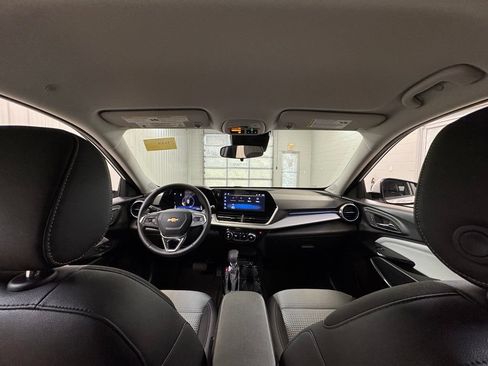 Used 2025 Chevrolet Trax LT w/ LT Convenience Package FWD image 21
