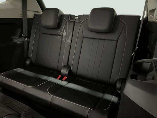 Used 2023 Volkswagen Tiguan SE w/ Panoramic Sunroof Package FWD image 22