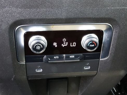 Used 2022 GMC Yukon XL SLE w/ Gmc Pro Safety Plus Package AWD/4WD image 27