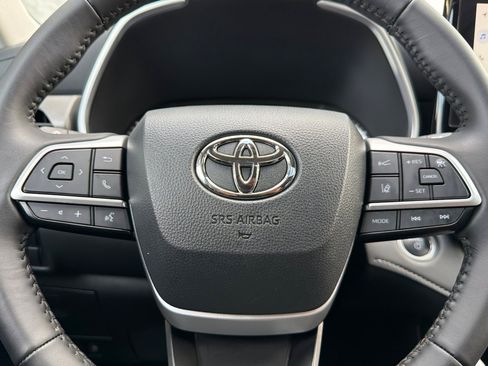 Certified 2025 Toyota Highlander XLE image 23