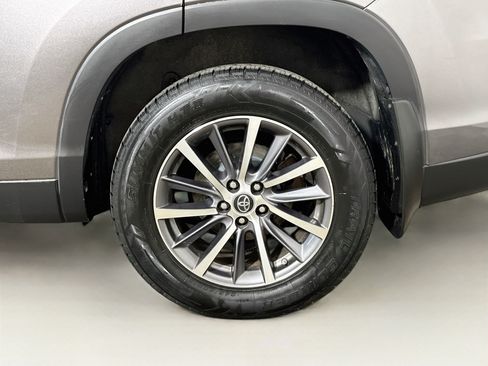 Used 2019 Toyota Highlander XLE w/ Carpet Mat Package (TMS) AWD/4WD image 26