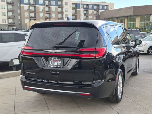 Used 2024 Chrysler Pacifica Touring-L FWD image 3