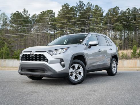 Used 2021 Toyota RAV4 XLE w/ Convenience Package image 1