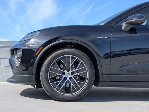 Certified 2025 Porsche Macan 4 Electric AWD/4WD image 9