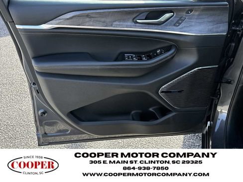 Used 2022 Jeep Grand Cherokee Overland w/ Advanced Protech Group III image 10