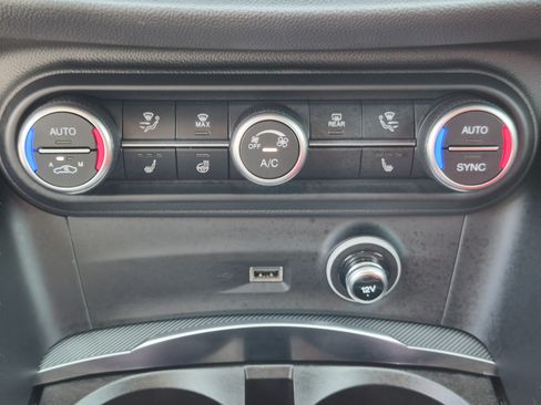Used 2023 Alfa Romeo Stelvio Veloce AWD/4WD image 34