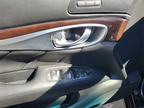 Used 2019 INFINITI Q70 Luxe image 18