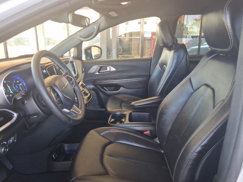 Used 2026 Chrysler Pacifica Select FWD image 4