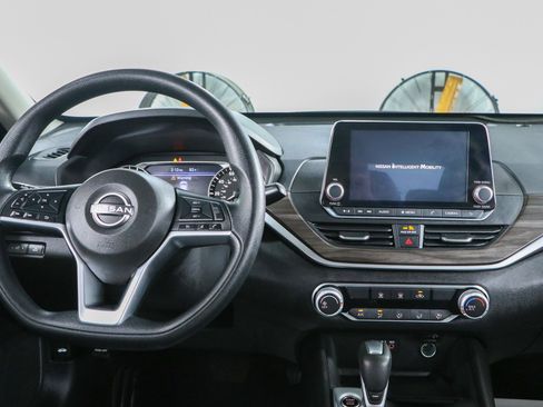 Used 2025 Nissan Altima 2.5 SV FWD image 17
