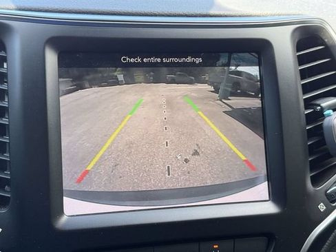 Used 2022 Jeep Cherokee Latitude w/ Sun & Sound Group AWD/4WD image 19