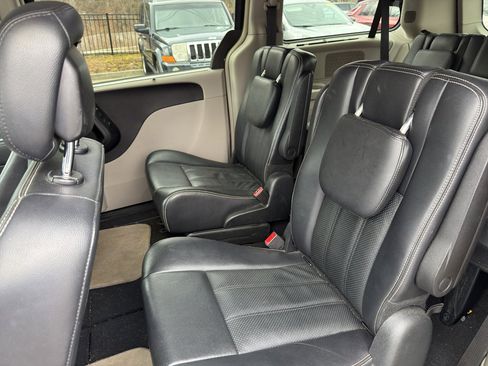 Used 2014 Chrysler Town & Country Touring-L w/ Driver Convenience Group image 10