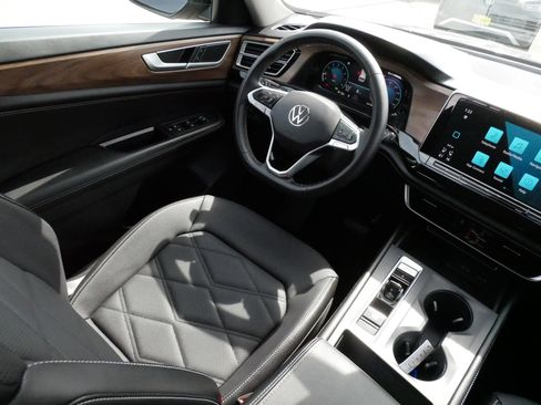 Certified 2024 Volkswagen Atlas SE image 9