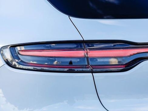 Used 2023 Porsche Macan image 8