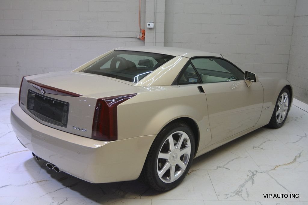 Used 2006 Cadillac XLR RWD image 15