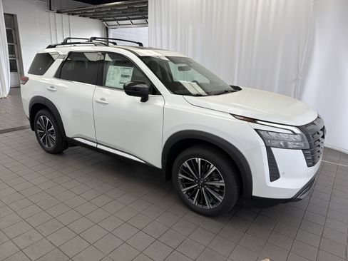 New 2026 Nissan Pathfinder Platinum FWD image 3