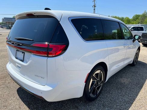 New 2027 Chrysler Pacifica Limited FWD image 5