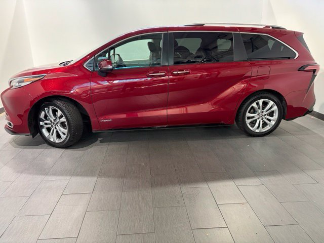 Used 2021 Toyota Sienna Platinum FWD image 2