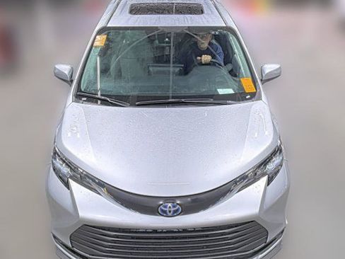 Used 2025 Toyota Sienna XLE image 3