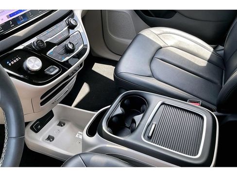 Used 2024 Chrysler Pacifica Touring-L FWD image 27