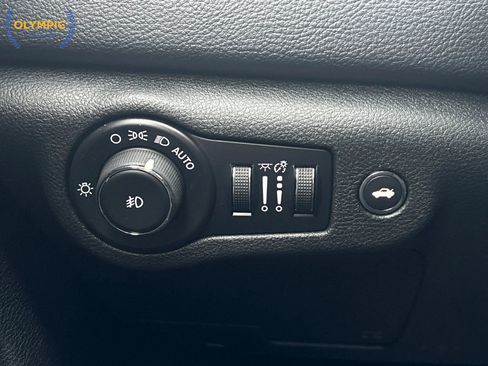 Used 2015 Chrysler 200 S image 33