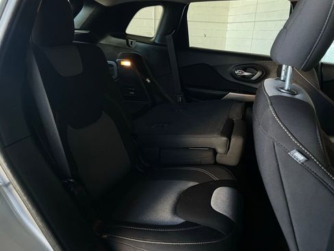 Used 2017 Jeep Cherokee Sport image 17