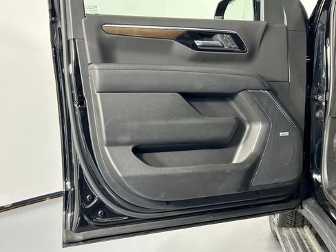 Used 2025 Chevrolet Tahoe High Country image 36