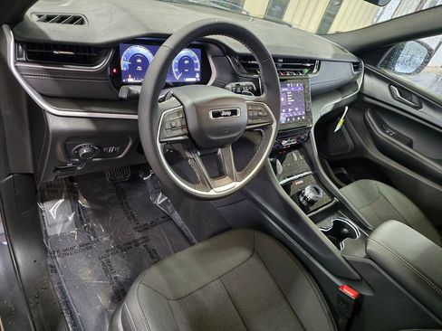 New 2025 Jeep Grand Cherokee L Laredo image 24