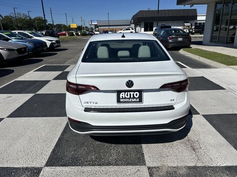 Used 2024 Volkswagen Jetta SE w/ Panoramic Sunroof Package FWD image 7
