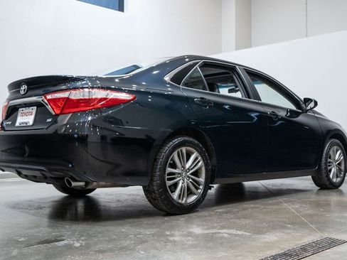 Used 2017 Toyota Camry SE w/ Moonroof Package image 9