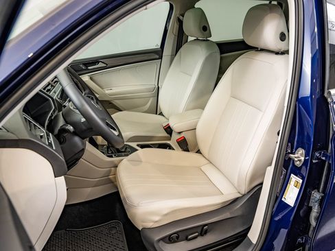 Used 2023 Volkswagen Tiguan SE w/ Panoramic Sunroof Package FWD image 24