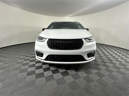 New 2026 Chrysler Pacifica Limited w/ S Appearance Package image 2