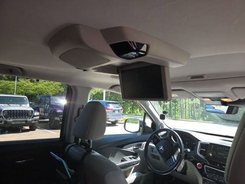 Used 2019 Honda Pilot Touring image 6