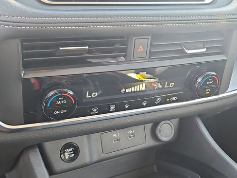 Used 2025 Nissan Rogue SV AWD/4WD image 31