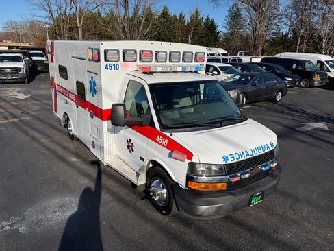 Used 2015 Chevrolet Express 4500 4500 Van 159 Diesel w/ Ambulance Package image 5