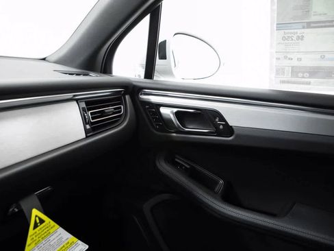 Certified 2026 Porsche Macan AWD/4WD image 29