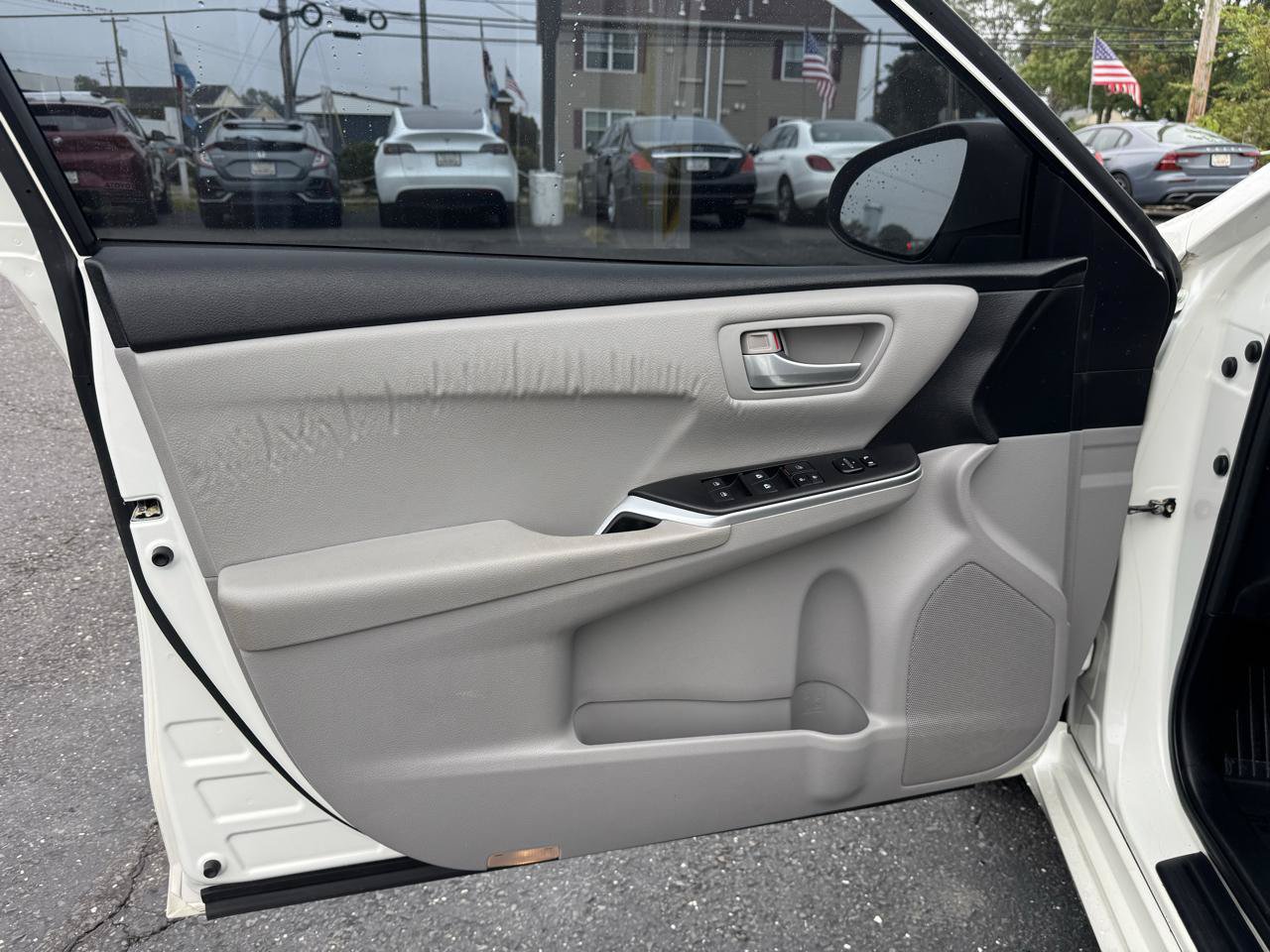 Used 2015 Toyota Camry SE FWD image 9