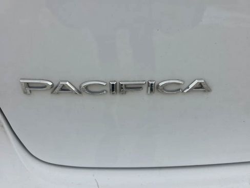 Used 2024 Chrysler Pacifica Limited FWD image 7