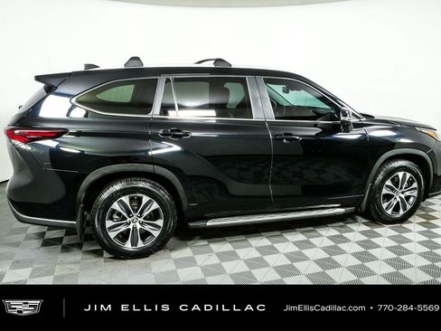 Used 2024 Toyota Highlander XLE FWD image 2