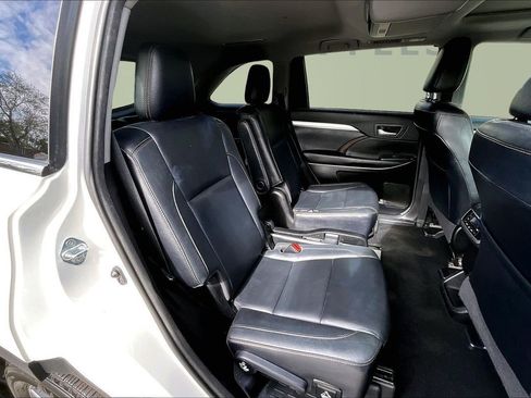 Used 2017 Toyota Highlander XLE image 24