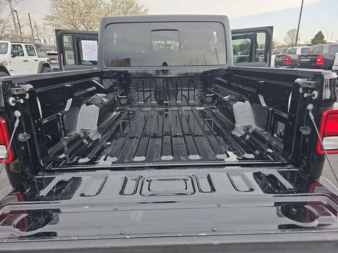 Certified 2023 Jeep Gladiator Overland w/ Cold Weather Group AWD/4WD image 12