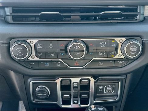 Used 2024 Jeep Wrangler Unlimited Sahara AWD/4WD image 16